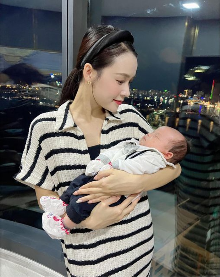 Hình ảnh hot girl Sam bế 