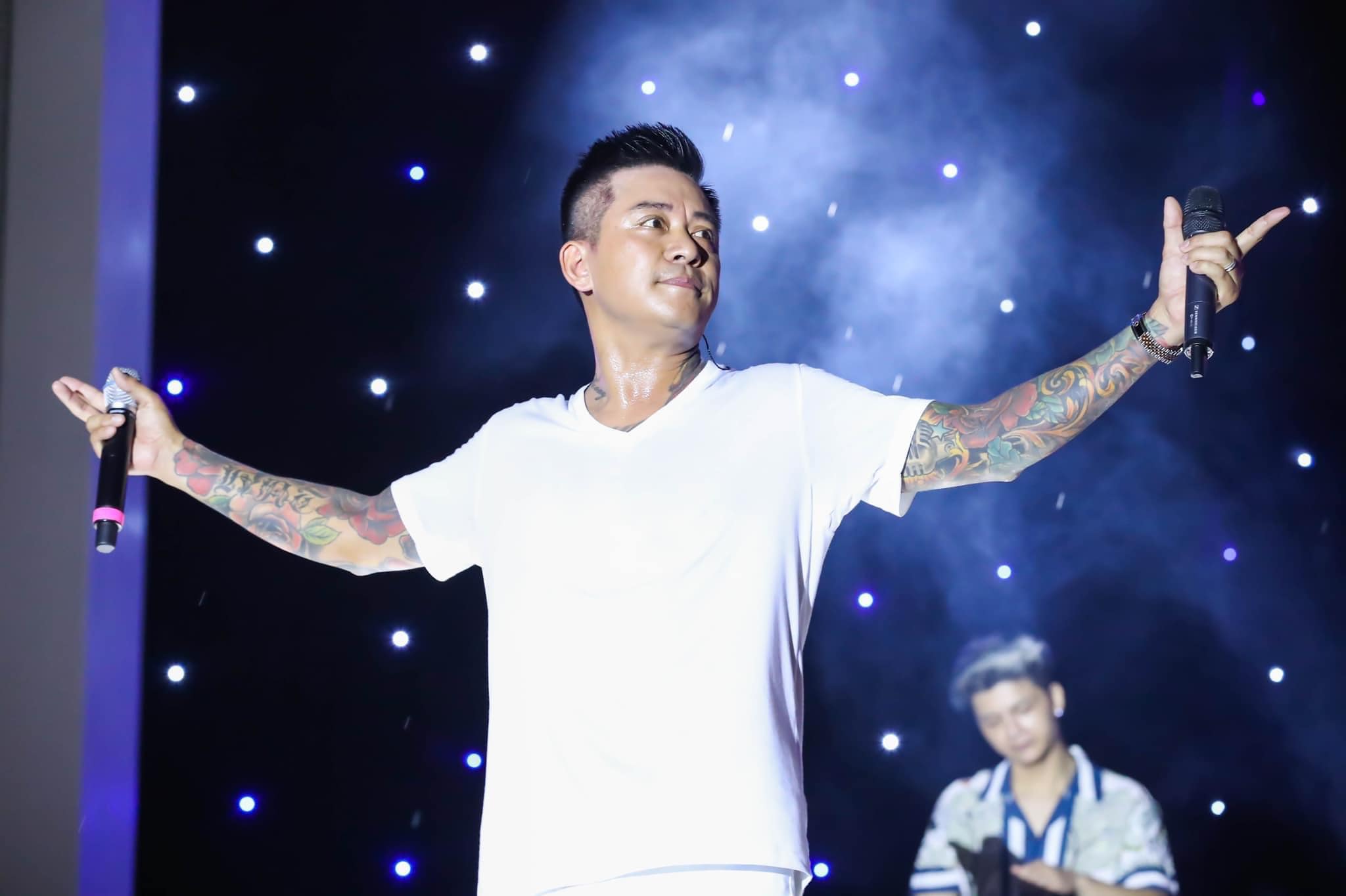 Sau 20 năm ca hát, Tuấn Hưng là một trong những ca sĩ giàu có trong showbiz Việt với xe hơi, nhà sang và hàng loạt đồ hiệu. Ảnh: FB Tuấn Hưng