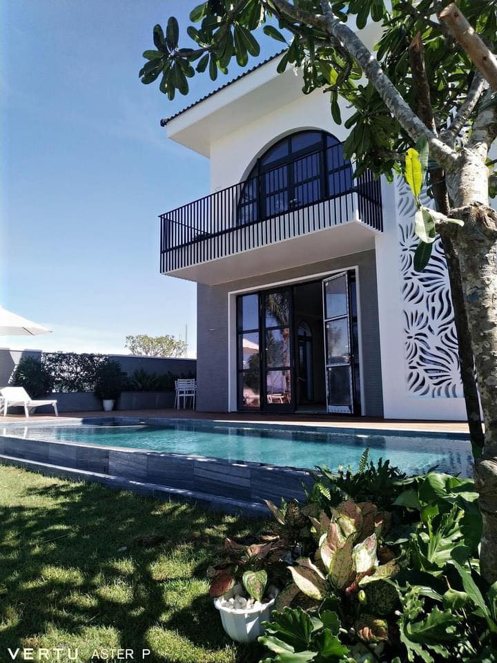 Cách đây không lâu, Tuấn Hưng tậu một căn biệt thự rộng 270 m2, nằm sát bãi biển An Bàng (Hội An, Quảng Nam) trị giá 50 tỷ tặng vợ. Ảnh: FBNV