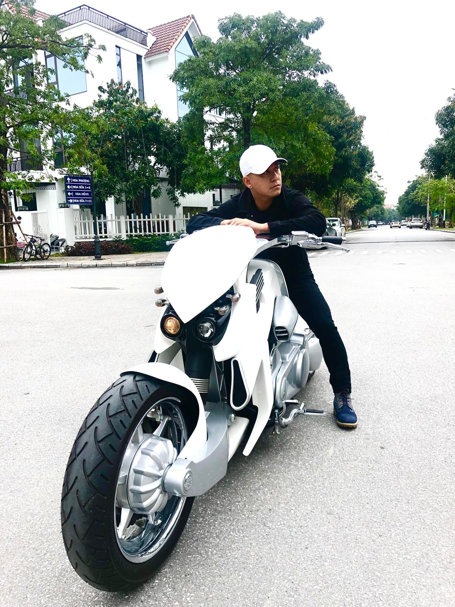 Ngoài ra, Tuấn Hưng đang sở hữu 2 chiếc xe đắt tiền khác, gồm mô tô 'khủng long' V-Rex Travertson giá hơn 2 tỷ đồng và 