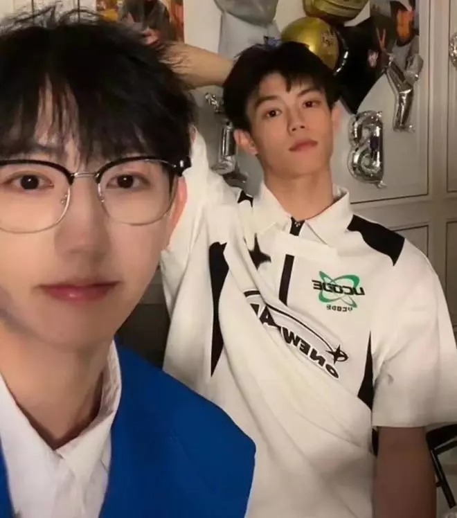 Trần Luật (trái) và Lưu Thông công khai hẹn hò trong buổi livestream