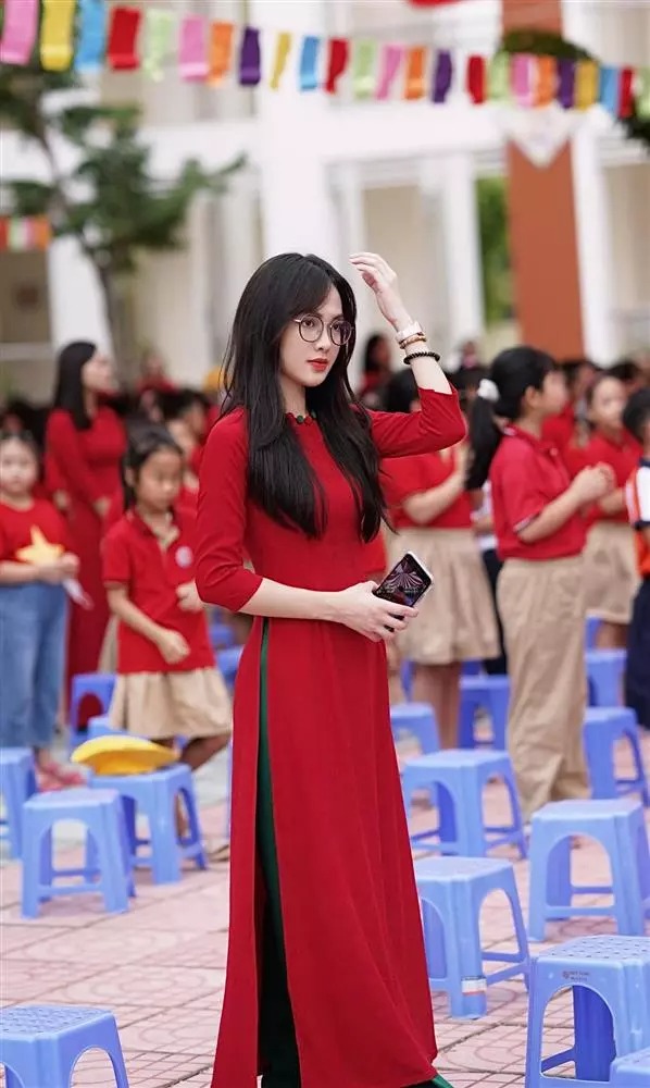 Hiện nàng WAGs đang là giáo viên Tiểu học. Hình ảnh Quế Linh trong Lễ khai giảng hôm 5/9.