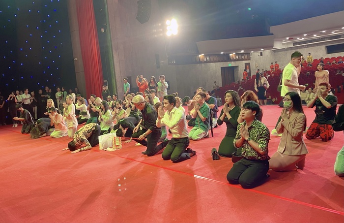 Chiều ngày 06/9 tại Cung văn hóa hữu nghị Việt Xô nhiều nghệ sĩ ở khắp mọi miền đất nước trở về đây dâng hương lễ Tổ.