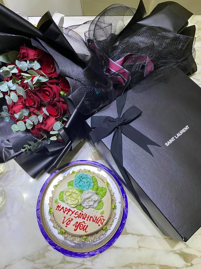 Trần Bảo Sơn thường xuyên tặng nửa kia những món quà sang chảnh và gọi cô là 