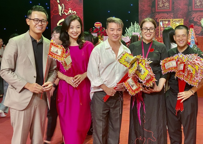 Hòa chung niềm vui và là dịp tri ân ngành Sân khấu, ca sĩ Đàm Vĩnh Hưng có mặt rất sớm để dâng hương lễ Tổ.