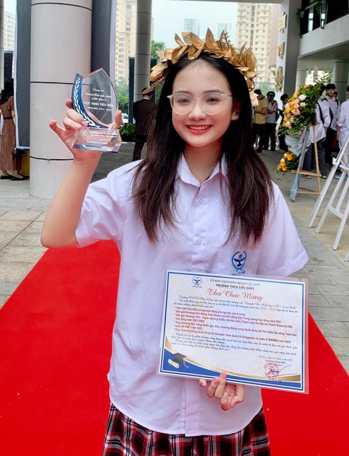 Ngoài việc học, diễn xuất và ca hát, Hà Anh thi thoảng còn lấn sân sang làm MC, mẫu ảnh nhí...