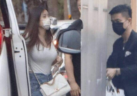 Hứa Nhã Quân cùng một cô gái lạ mặt bước từ trong xe ra.