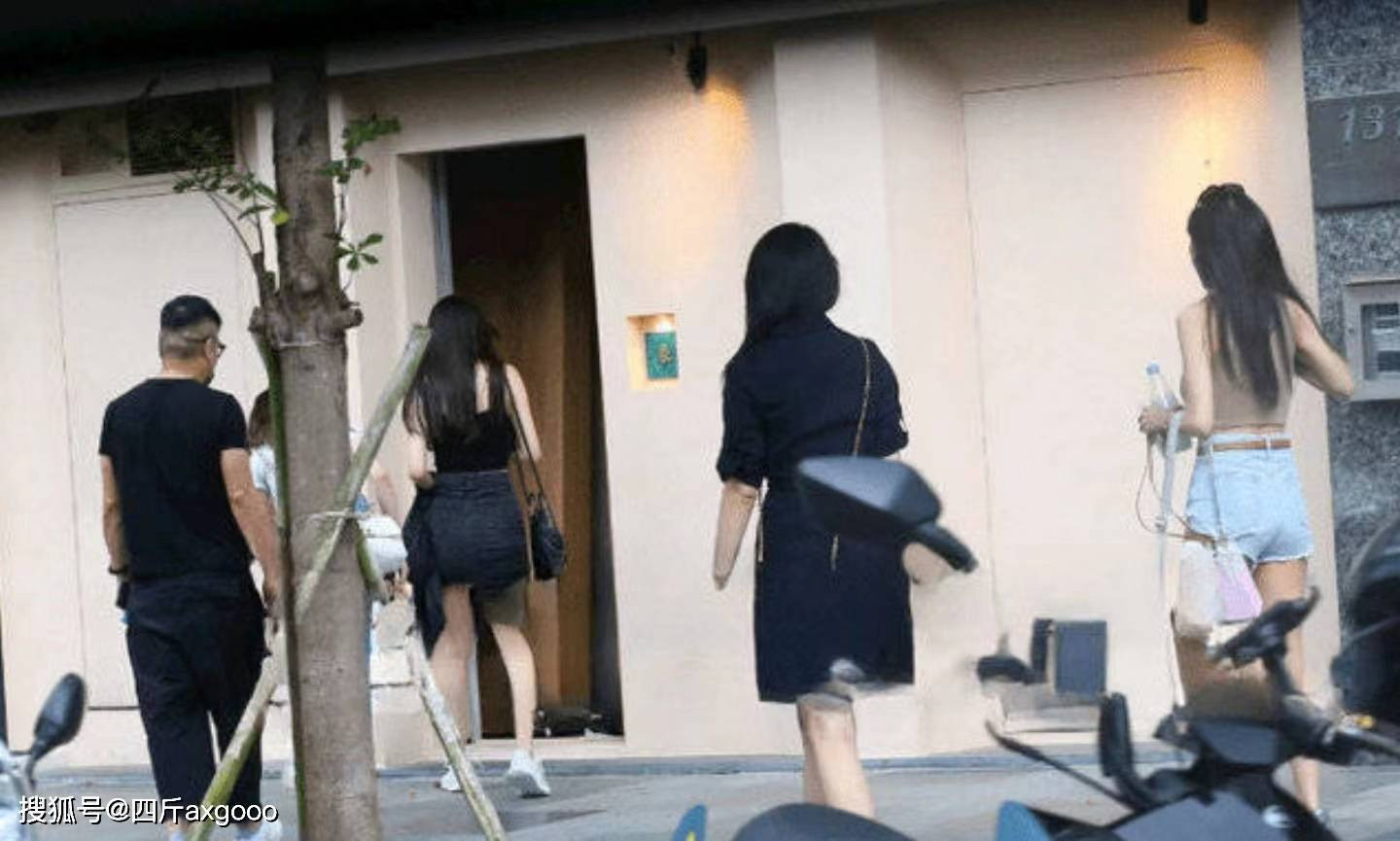 Hứa Nhã Quân cùng với các cô gái tiến vào bên trong nhà hàng.