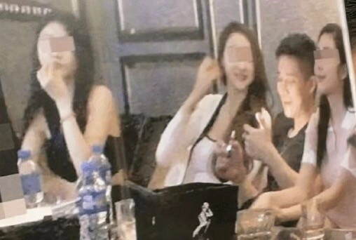 Hứa Nhã Quân tay trong tay với cô gái khác trong quán bar.