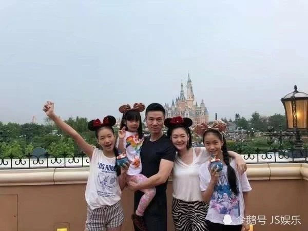 Gia đình MC Khang Hy đến rồi.