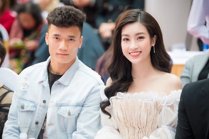 Hoa hậu Đỗ Mỹ Linh cũng từng là cái tên khiến nhiều người hâm mộ ngạc nhiên khi vướng tin đồn hẹn hò với thủ môn Bùi Tiến Dũng.