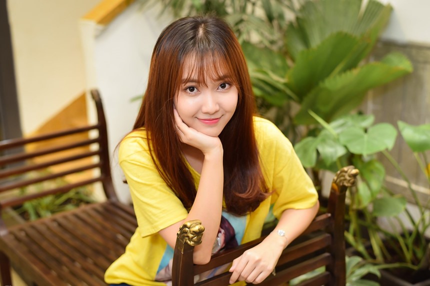 Trên trang cá nhân, Jang Mi thường xuyên chia sẻ hình ảnh xinh đẹp của mình. Nhiều người nhận xét cô nàng ngày càng gợi cảm, quyến rũ.