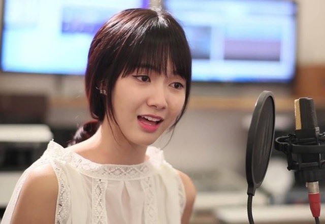 Jang Mi được biết đến là một hiện tượng mạng nổi tiếng chỉ sau 1 đêm. Bắt đầu từ đoạn clip hát trên xe bus từ năm 2016, cô nàng nhanh chóng nhận được sự chú ý của khán giả nhờ ngoại hình trong sáng, giản dị cùng giọng hát trong trẻo.