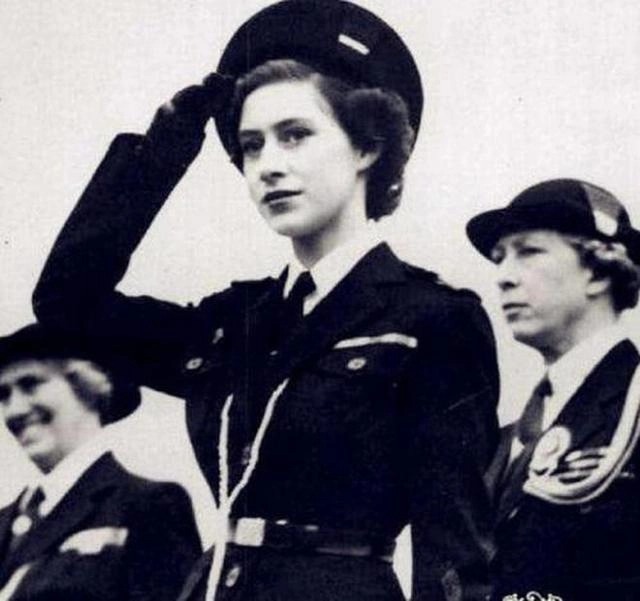 Nhan sắc thời trẻ của Nữ hoàng Anh: Lộng lẫy như Nữ vương cổ tích, chồng nguyện bỏ ngai vàng để ở bên - 3