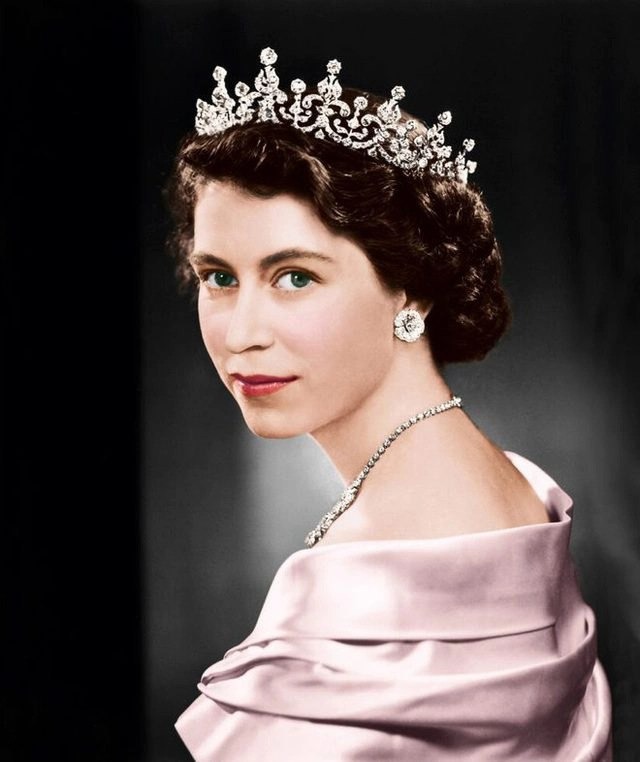 Nhan sắc thời trẻ của Nữ hoàng Anh: Lộng lẫy như Nữ vương cổ tích, chồng nguyện bỏ ngai vàng để ở bên - 7