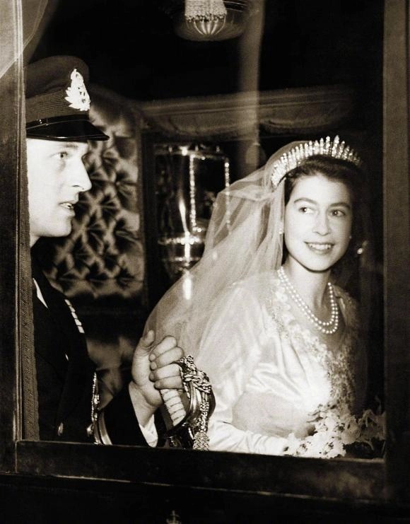 Nhan sắc thời trẻ của Nữ hoàng Anh: Lộng lẫy như Nữ vương cổ tích, chồng nguyện bỏ ngai vàng để ở bên - 9