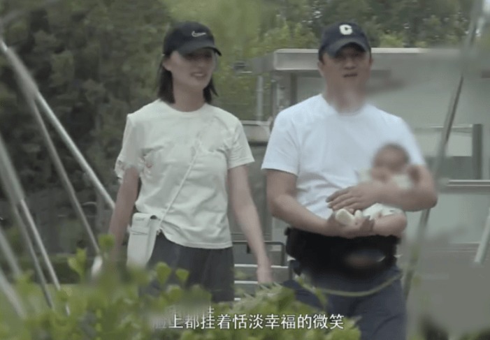 Dù ông xã vướng nợ nần nhưng Hải Hà Kim Hỷ vẫn luôn bên cạnh nửa kia. Trong những bức ảnh truyền thông chụp được, có thể thấy hai vợ chồng không bị ảnh hưởng nhiều về tâm lý. Lý Á Bằng bế con gái, vui vẻ nói cười cùng vợ.