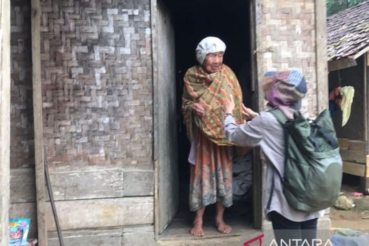 103 tuổi nhưng bà Sahria vẫn trồng rau hàng ngày, tự giặt quần áo ở chiếc ao sau nhà. Nguồn: Antara.