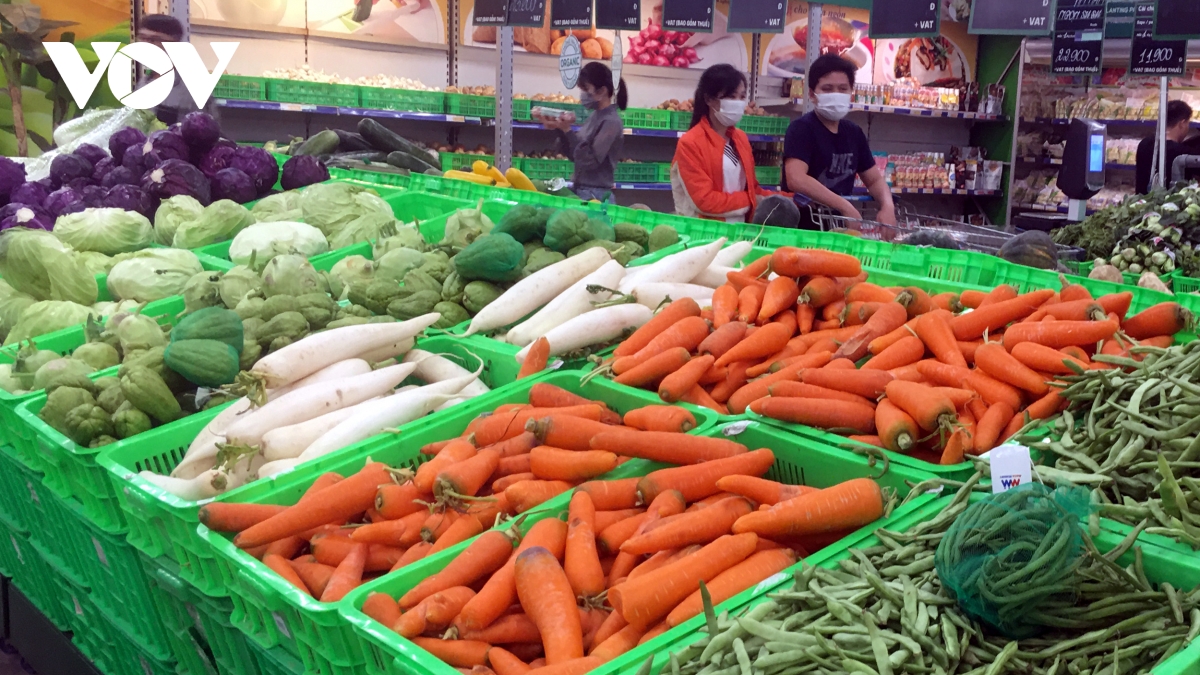 Hàng hóa phong phú song sức tiêu thụ tại các siêu thị, chợ dân sinh vẫn thấp.