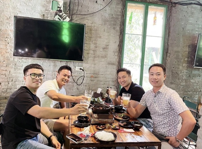 Hồng Đăng chia sẻ bức hình hội ngộ cùng hội bạn thân chúc mừng sinh nhật diễn viên Mạnh Trường.