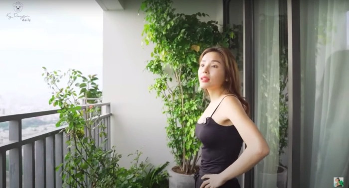 Kỳ Duyên tự trang trí nhà cửa bằng những đồ nội thất sang trọng, tông màu trắng - kem - nâu.