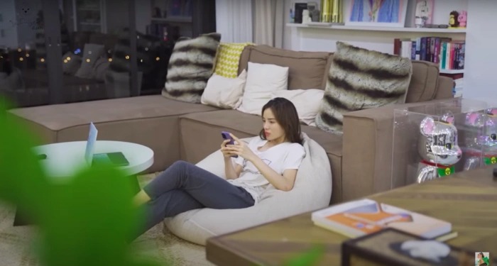 Người đẹp thư giãn, thoải mái khi ở trong căn chung cư cao cấp hiện đại.