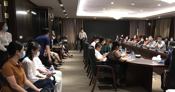 Các nhà đầu tư trái phiếu trong một lần làm việc với đại diện Tập đoàn Tân Hoàng Minh