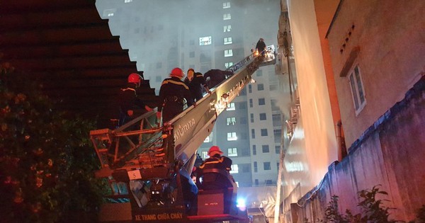 Lực lượng chức năng đục tường để tiếp cận vào căn nhà