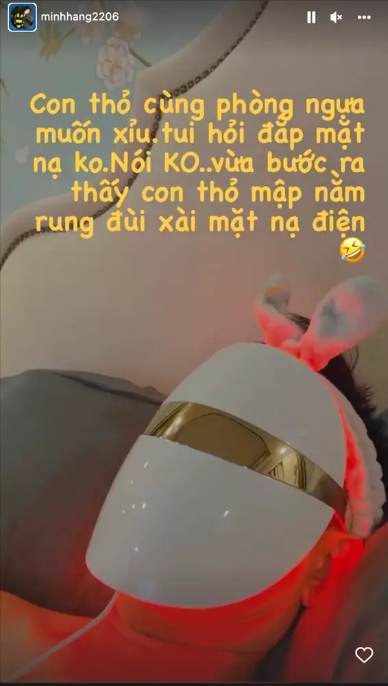 Sau đám cưới đã được 3 tháng nhưng trong những bức ảnh tự đăng, Minh Hằng vẫn khéo léo giấu mặt chồng bằng nhiều cách. Nữ ca sĩ khoe cảnh chồng đắp mặt nạ chống lão hoá của mình với dòng chú thích: 