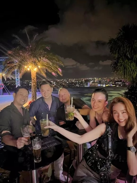 Minh Hằng công khai xuất hiện và chung khung ảnh với chồng doanh nhân trong tiệc sinh nhật của em trai ruột (mặc áo sơ mi xanh rêu).