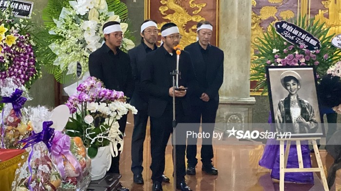 Hình ảnh con trai cố diễn viên Thẩm Thúy Hằng đọc điếu văn