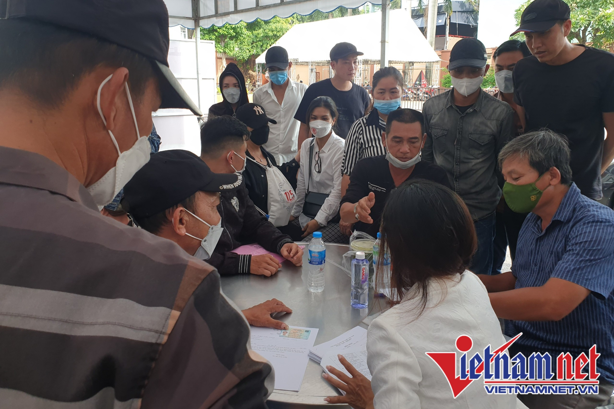 Người thân làm thủ tục nhận thi thể nạn nhân tại Nhà tang lễ Bộ Quốc phòng - Ảnh: Tuấn Kiệt