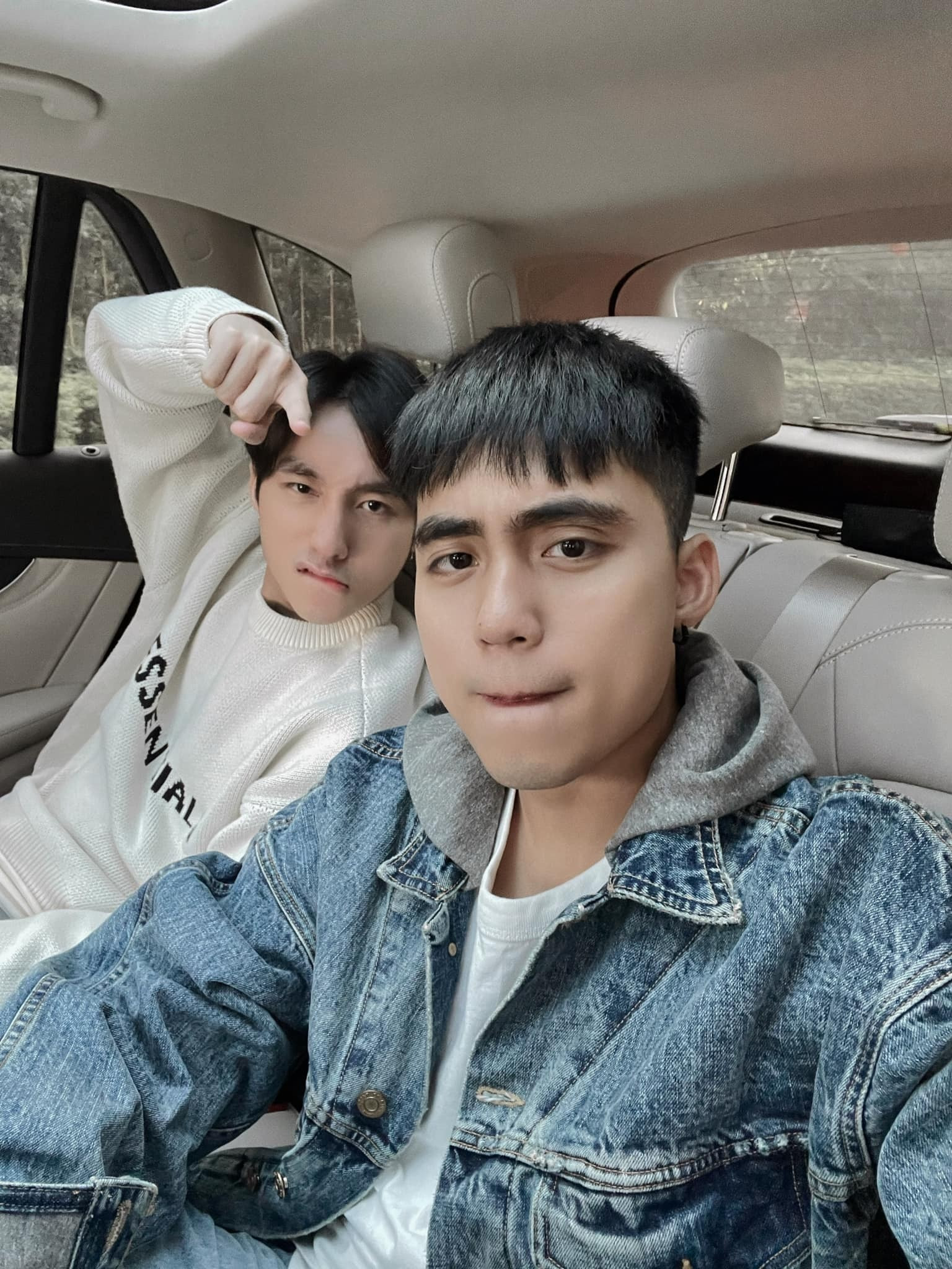 Nguyễn Việt Hoàng (sinh năm 2000) được chú ý vì có anh trai là ca sĩ nổi tiếng Sơn Tùng M-TP.