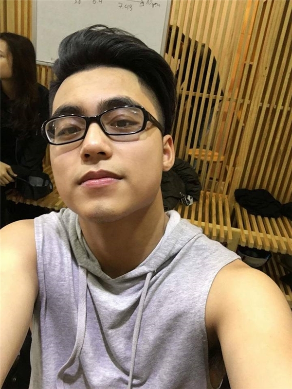 Vào đầu tháng 8, thông tin Việt Hoàng sắp bước chân vào showbiz với vai trò là ca sĩ khiến nhiều người quan tâm. Ngày 7/8, Việt Hoàng ra mắt MV đầu tay và đặt nghệ danh là MONO. Sau khi ra mắt MV mới, Việt Hoàng nhận được nhiều ý kiến từ cư dân mạng. Ảnh: Tổng hợp