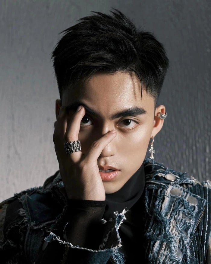 MONO Hoàng Việt sở hữu vẻ ngoài điển trai cùng phong cách chất lừ không hề thua kém người anh nổi tiếng.