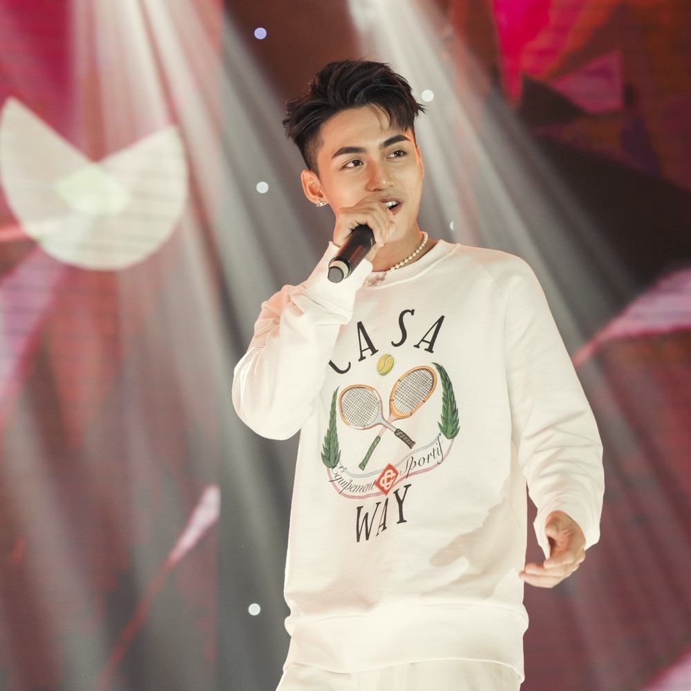 Trước khi nổi tiếng như ngày hôm nay, Nguyễn Hoàng Việt từng gây chú ý khi chơi thân với hai nàng WAG đình đám là Hoàng Anh (Ốc) và Ngô Tố Uyên.