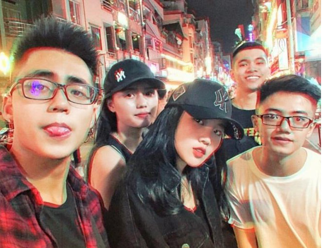 Qua hình ảnh chụp chung có thể thấy hội bạn này đã chơi thân từ khá lâu, trước khi anh chàng nổi tiếng.