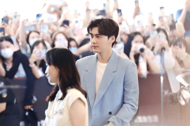 Người hâm mộ đứng kín 4 tầng trung tâm thương mại để được tận mắt nhìn thấy Lý Dịch Phong ở sự kiện trước khi bê bối nổ ra