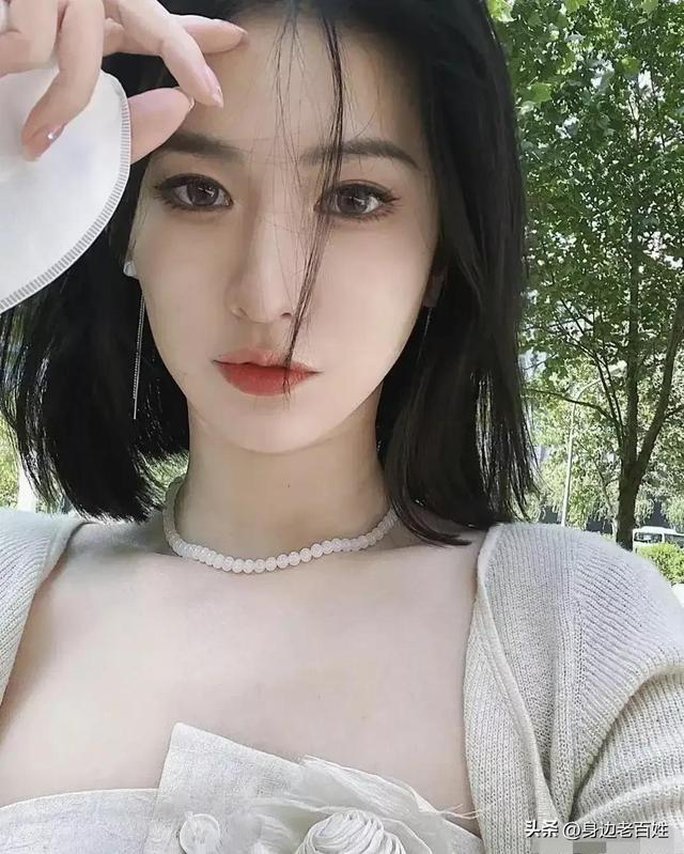 Cô có mối quan hệ rộng trong giới