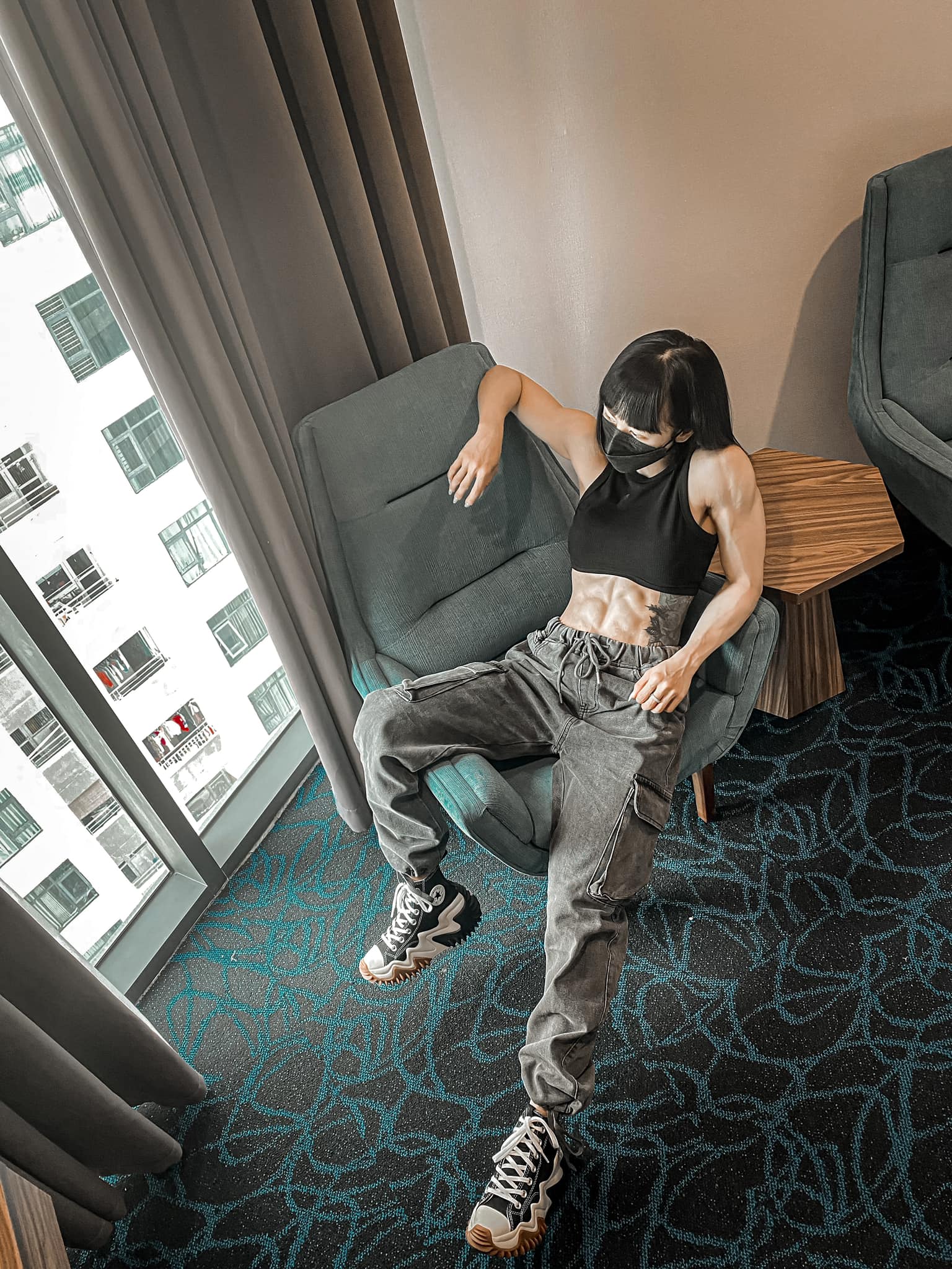 Khi học lớp 12, Nguyên Thi chỉ nặng 34kg nên sức đề kháng yếu, thường xuyên bị ốm. Vì vậy, cô nàng chọn việc tới phòng gym để thay đổi vóc dáng, nâng cao sức khoẻ.