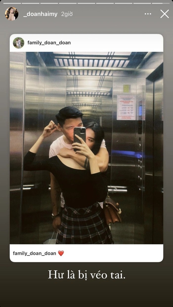 Đoàn Văn Hậu tình tứ ôm bạn gái từ phía sau, trong khi cô thích thú miêu tả: 