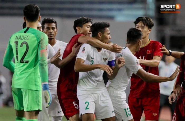 Đoàn Văn Hậu kẹp cổ đội trưởng U22 Indonesia trong trận đấu tại SEA Games 2019 (Ảnh: Sport5).