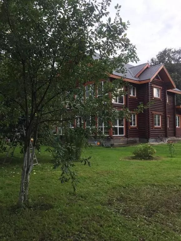 Gia đình anh sống trong một ngôi nhà khá rộng rãi và khang trang. Vật dụng trong nhà chủ yếu làm bằng gỗ