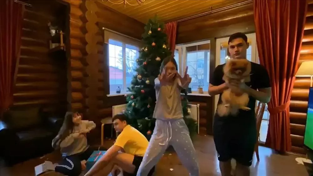 Căn nhà có tông màu nâu làm chủ đạo, được trang trí rất ngăn nắp và gọn gàng.