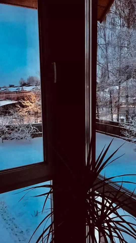 Mỗi khi mùa đông đến, căn nhà bao phủ bởi một lớp tuyết trắng xóa.