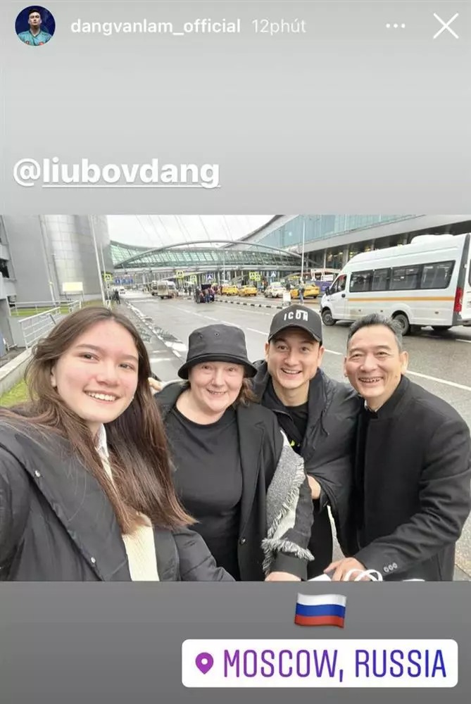 Đặng Văn Lâm là anh cả trong gia đình có 3 anh em. Dưới Văn Lâm còn có một em trai tên Văn Mạnh và em gái út tên Thanh Giang. Mẹ Văn Lâm người Nga, từng có khoảng thời gian hoạt động nghệ thuật. Bố của Văn Lâm là chú ruột của diễn viên múa Linh Nga.