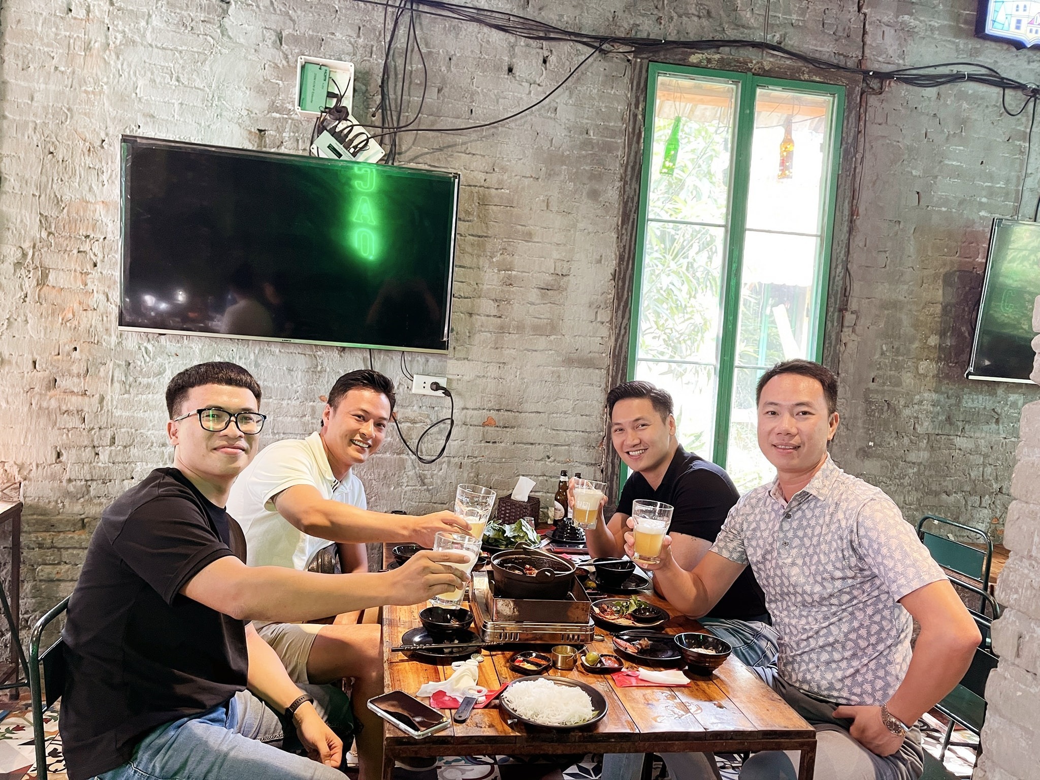 Sau khi mở lại Facebook hậu lùm xùm tình ái, Hồng Đăng liên tục cập nhật những khoảnh khắc vui vẻ hội tụ cùng bạn bè