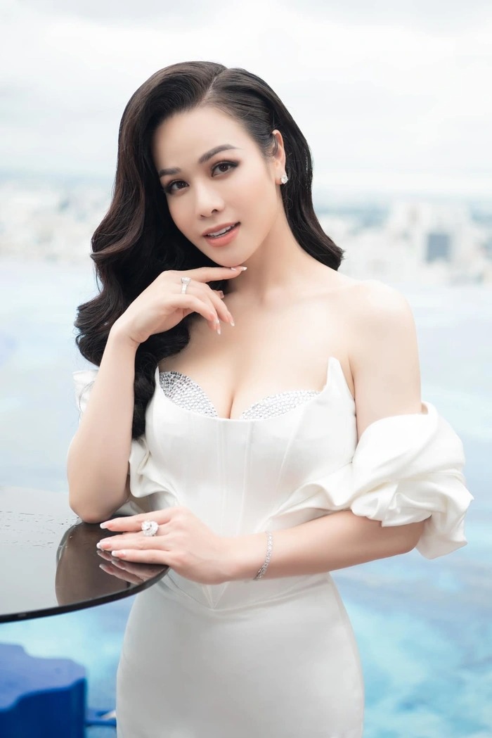 Nhật Kim Anh xinh đẹp và rạng rỡ.