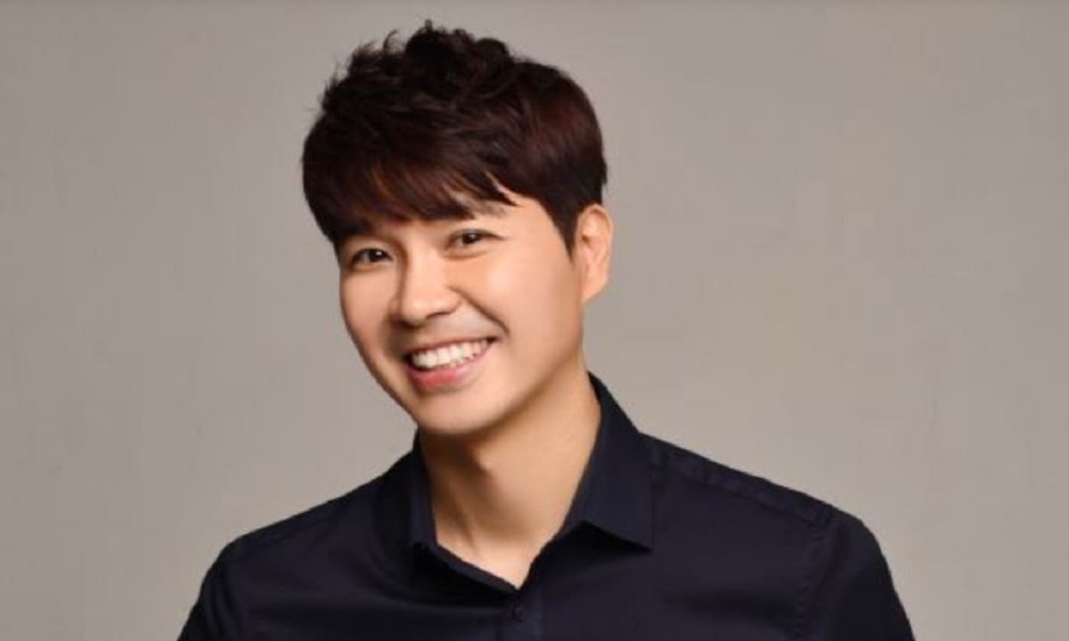 Nam diễn viên hài kiêm MC truyền hình Park Soo Hong.