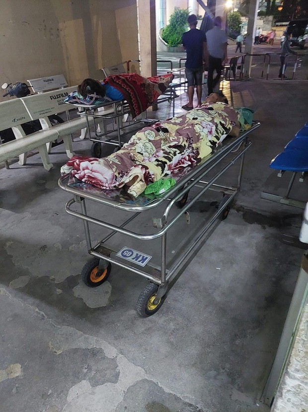 Nạn nhân bị thương trong vụ sập tường được đưa đến Bệnh viện Đa khoa tỉnh Bình Định cấp cứu